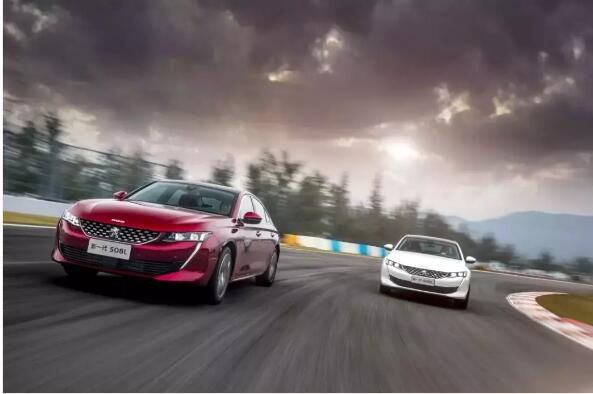 路面是黄虚线时 超车要把稳什么！